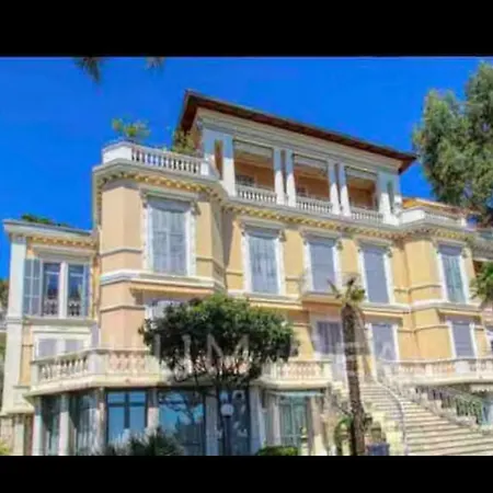 Dans Classee Avec Piscine Ментона