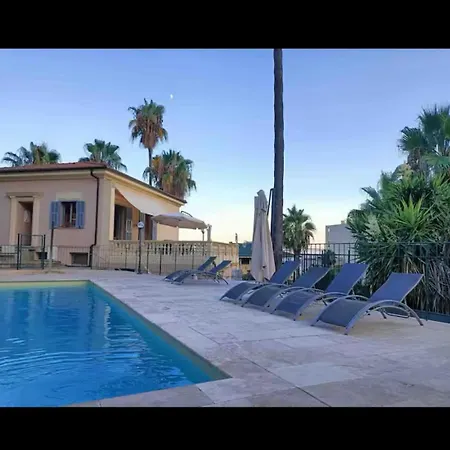 Dans Classee Avec Piscine Апартаменти Мантон