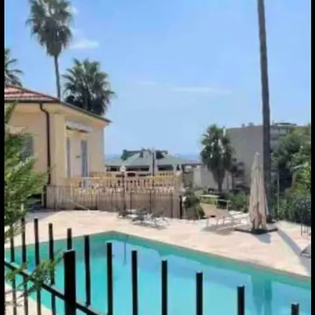 Dans Classee Avec Piscine Апартаменти